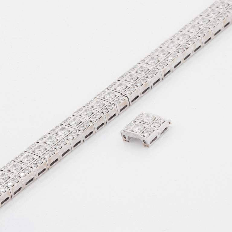 Brilliant-cut diamond tennis bracelet.