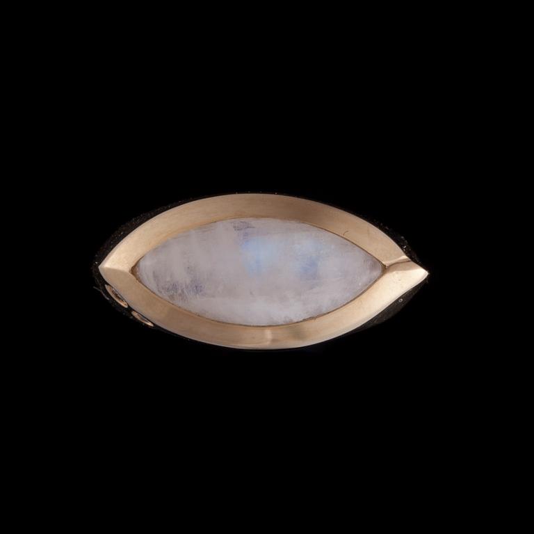 RING, 14K guld, månsten, briljantslipade diamanter. Vikt ca 4,7 g.