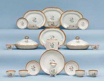 1431. A part tea and dinner service, Qing dynasty, Jiaqing (1796-1820). (27 pieces).