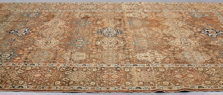 A CARPET, semi-antique Tabriz, ca 424 x 307,5 cm.