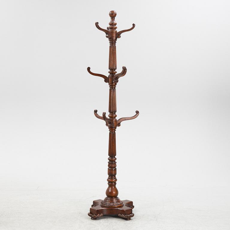 A mahogany coat hanger, around the year 1900.