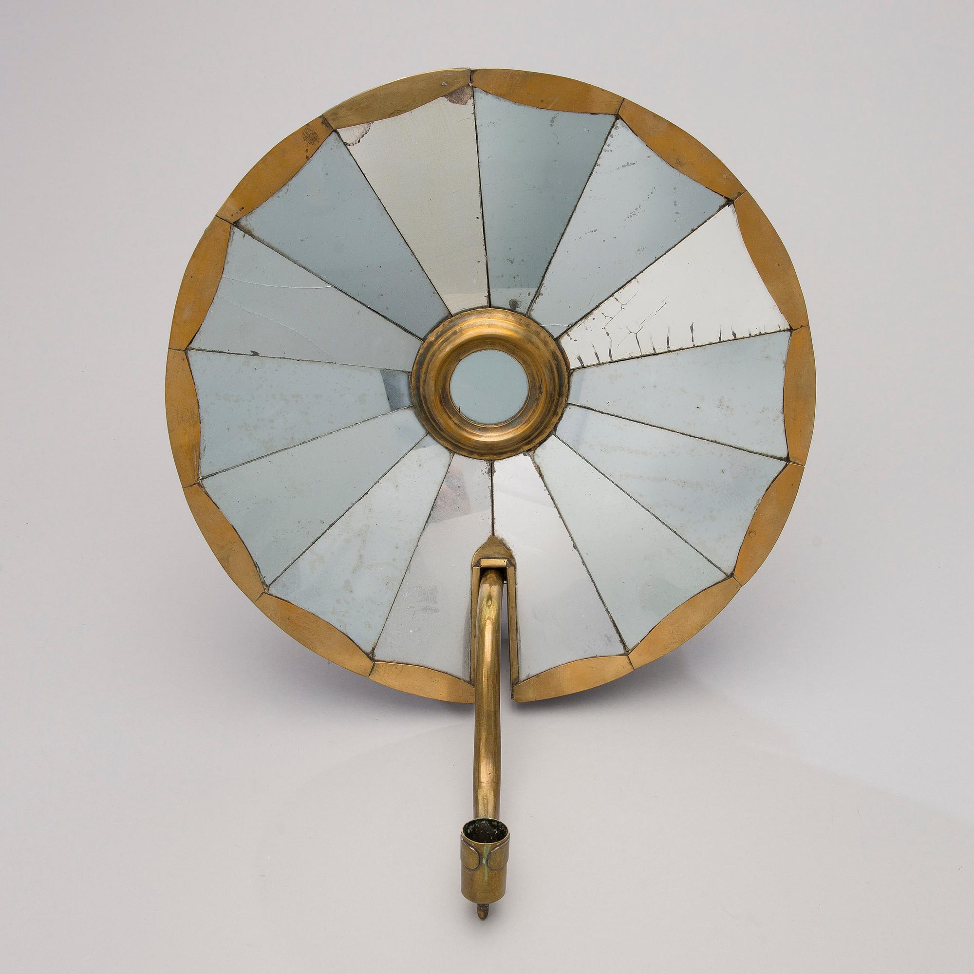VÄGGLAMPETT,  mässing och spegel glas, 1900-talets första hälft.