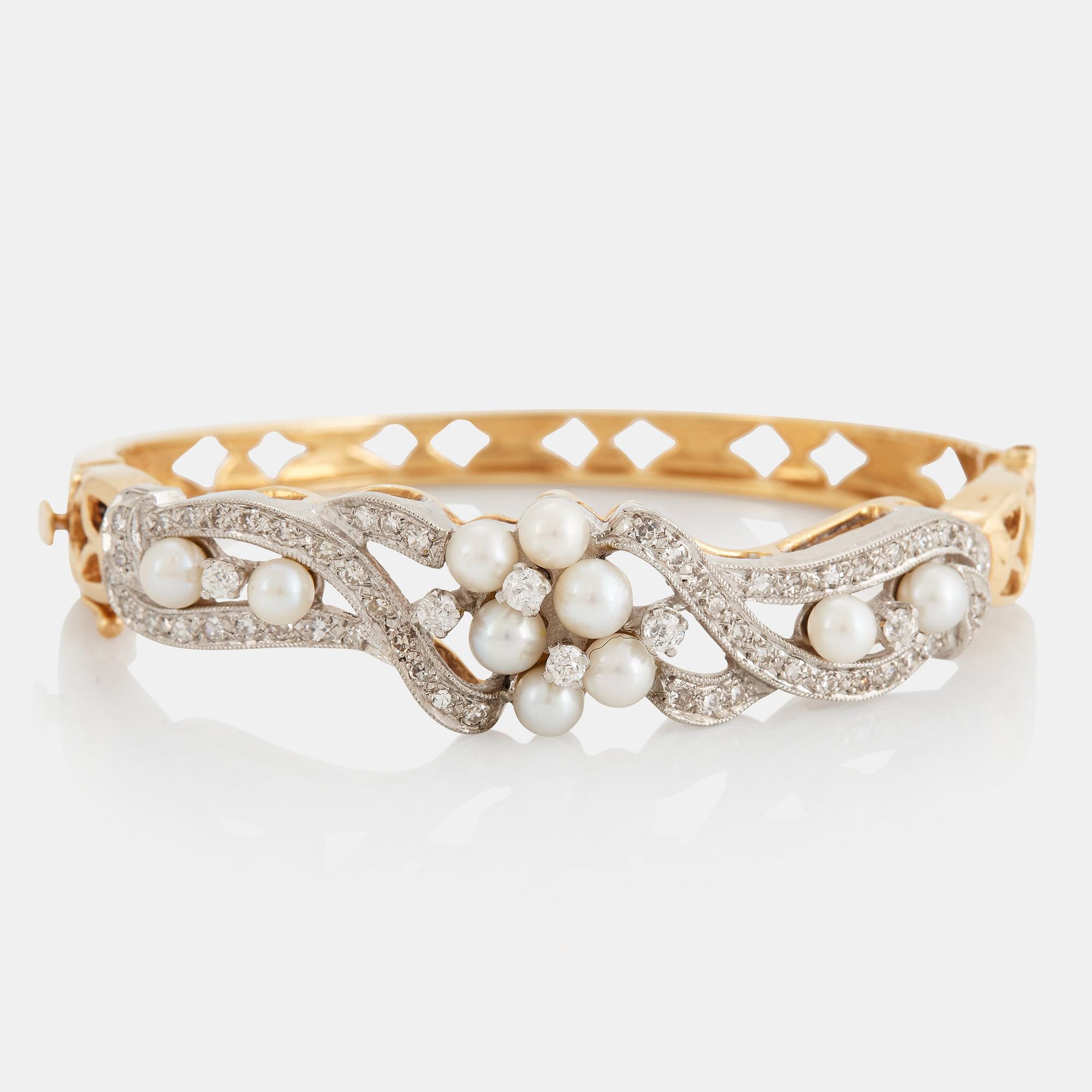 Armring 14K guld med gammal- och åttkantslipade diamanter samt pärlor.