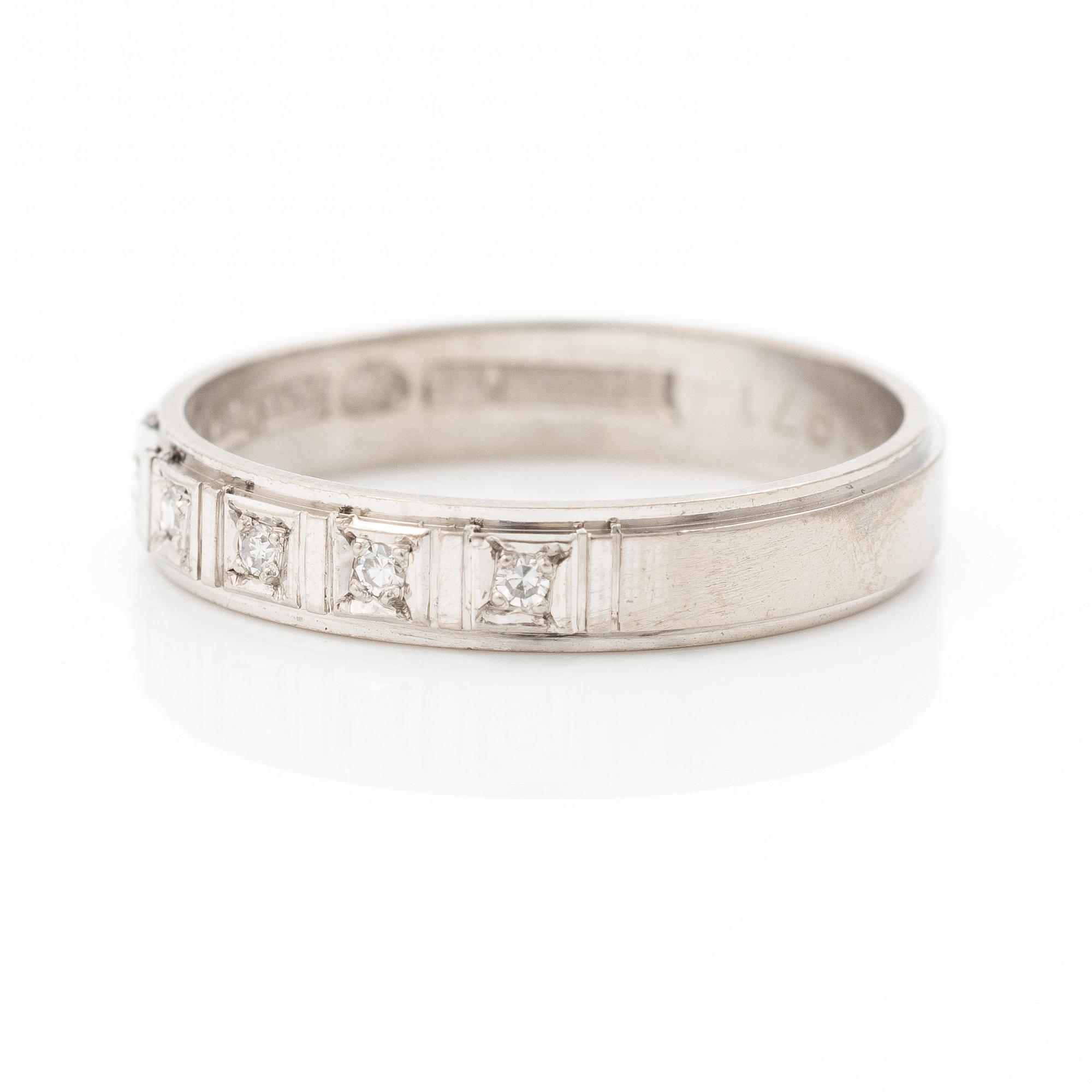 Half-eternity ring, 18K white gold with octagonal-cut diamonds.