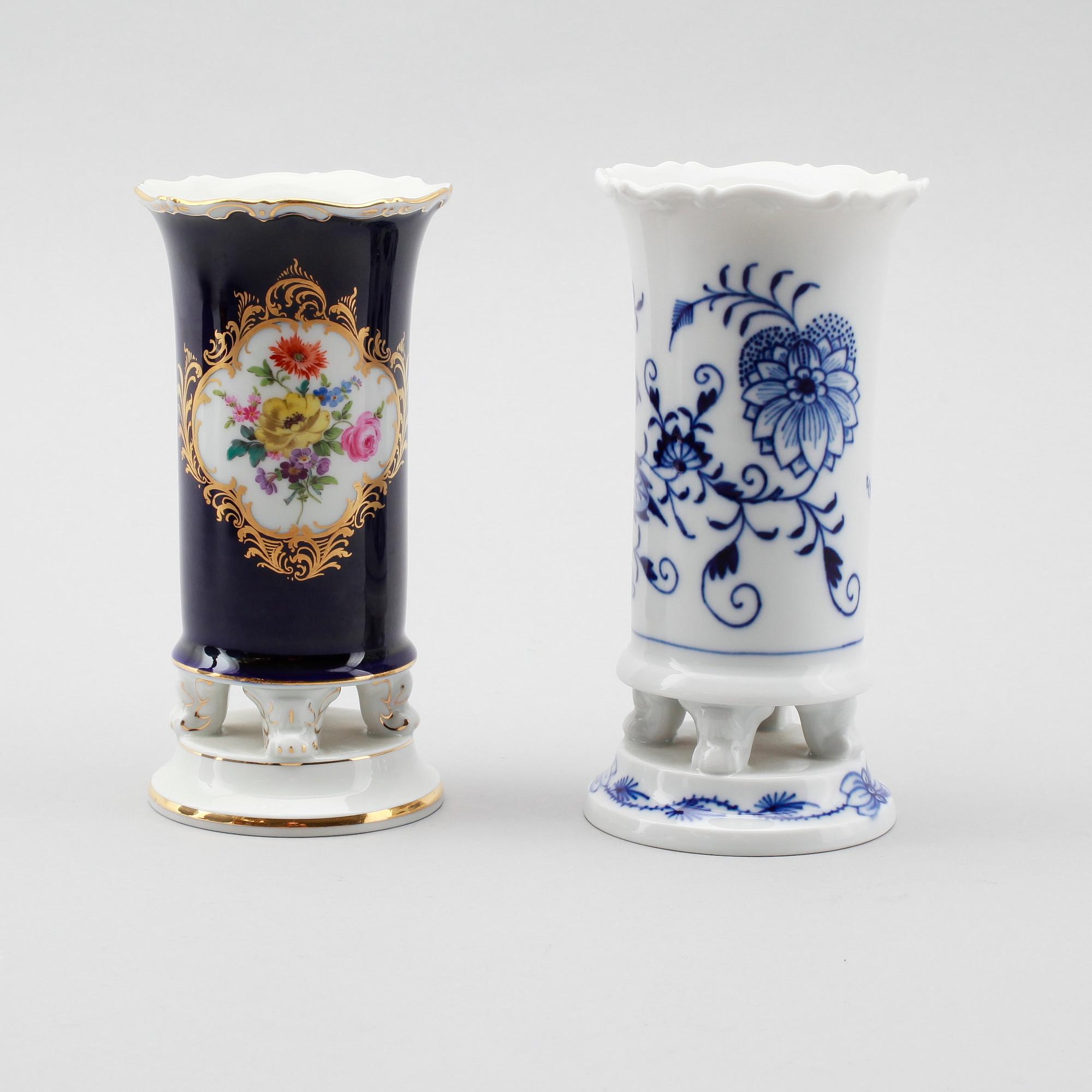 VASER, 2 st, SKÅL PÅ FOT SAMT LOCKDOSOR, 2 st, porslin, porslin, Meissen, 1900-talets mitt.