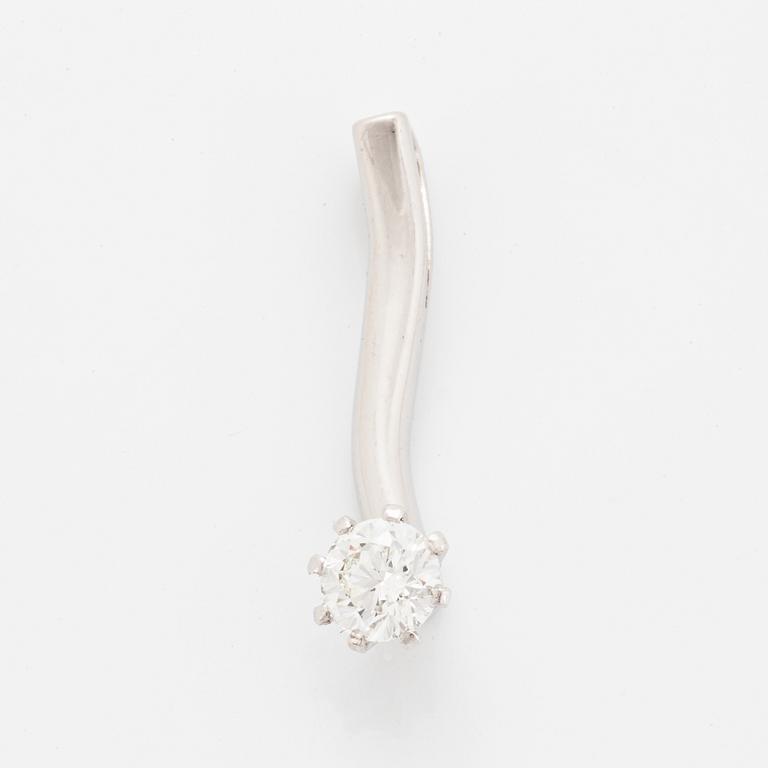 Modified brilliant-cut diamond pendant.