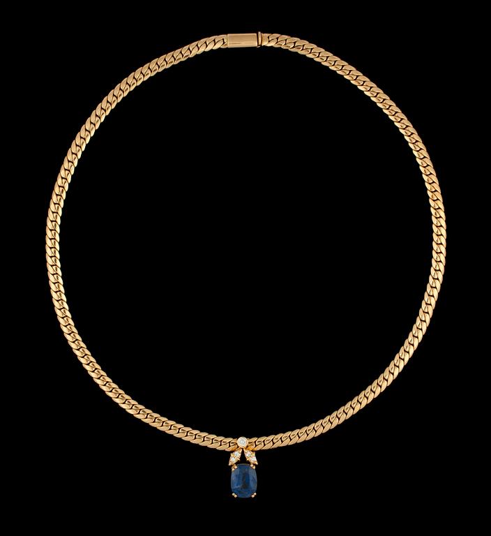 COLLIER, 18k guld med blå fasettslipad safir, ca 6.00 ct och briljantslipade diamanter, totalt ca 0.20 ct. Vikt ca28g.