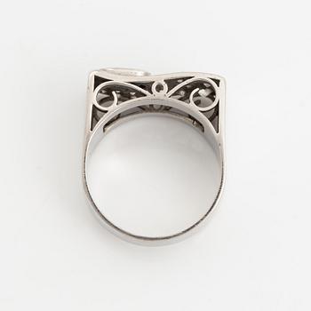 An 18K whit gold ring set with a sapphire and old- and eight-cut diamonds.