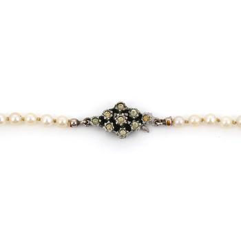 COLLIER, odlade saltvattenspärlor, lås i silver.