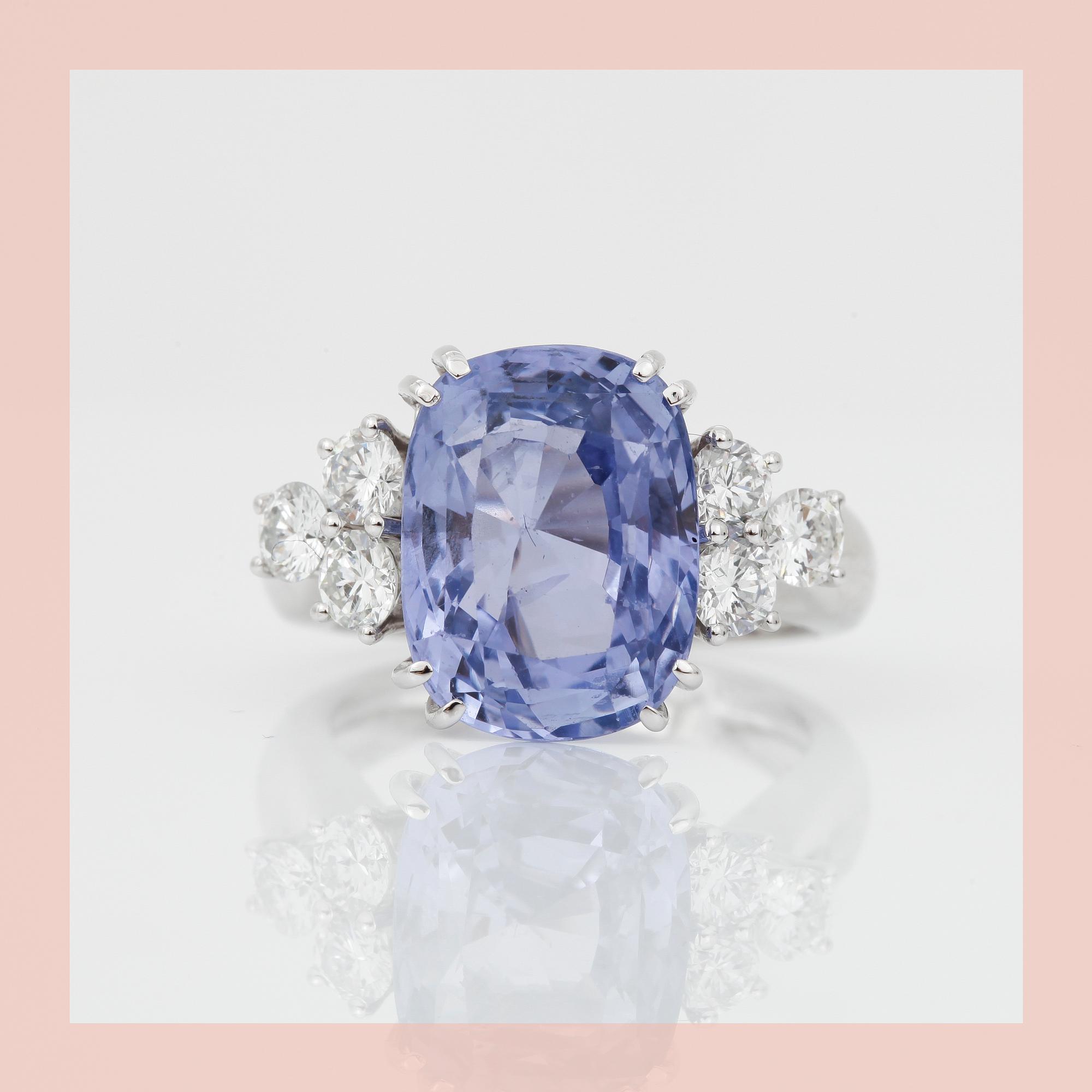 RING, med ljus lila-blå safir 10.14ct, obehandlad enl. certifikat och diamanter ca 1.20ct.