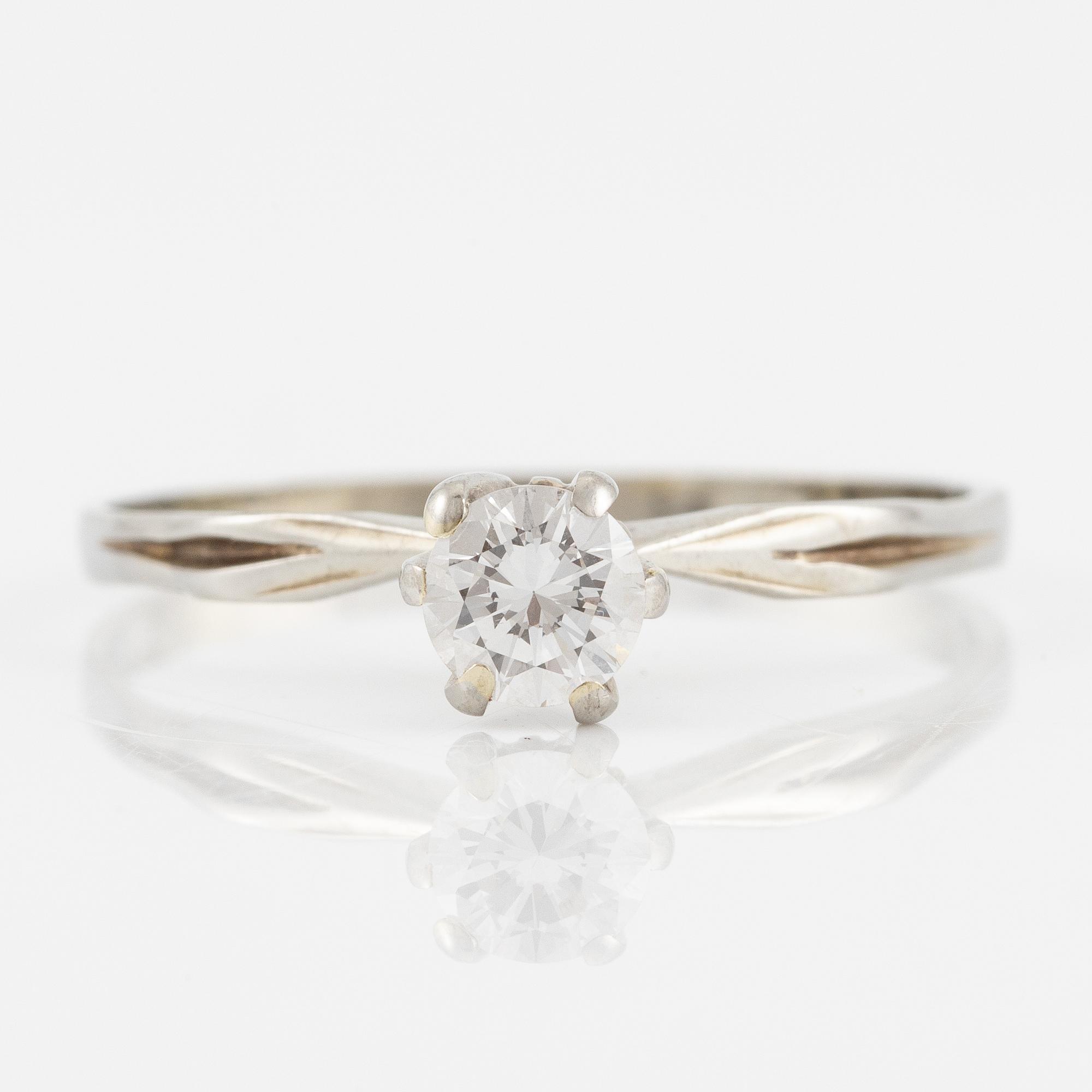 Ring 18K vitguld med briljantslipad diamant.