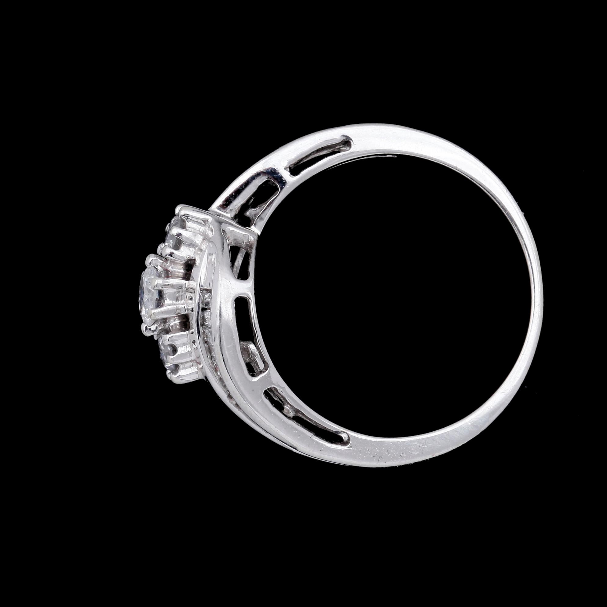 RING, 10k vitguld, 3 briljantslipade diamanter o ca25 små baguettslipade diamanter, tot ca1,33ct. Tot vikt ca 3,6g.