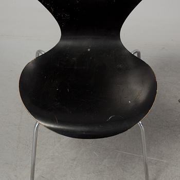 ARNE JACOBSEN, three chairs, "Sjuan", Fritz Hansen, 1974.