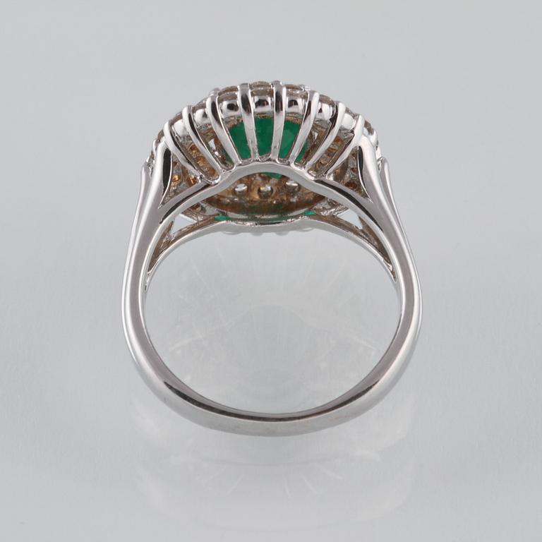 RING, 18K vitguld med ovalsslipad smaragd ca 1.66 ct samt briljantslipade diamanter ca 1.5 ct. Vikt 7,0 gram.
