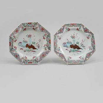 TALLRIKAR, ett par, porslin, Kina, 1700-tal.