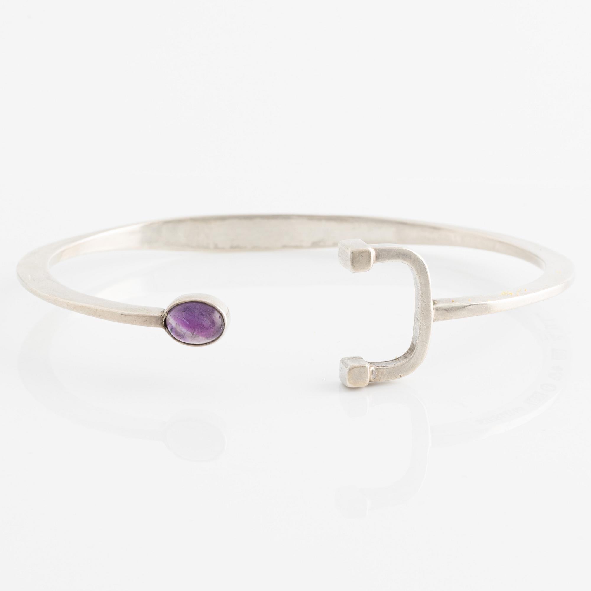 Rey Urban, 3 pieces of jewelry, silver, a necklace, a pair of earrings, and a bracelet with cabochon-cut amethyst.