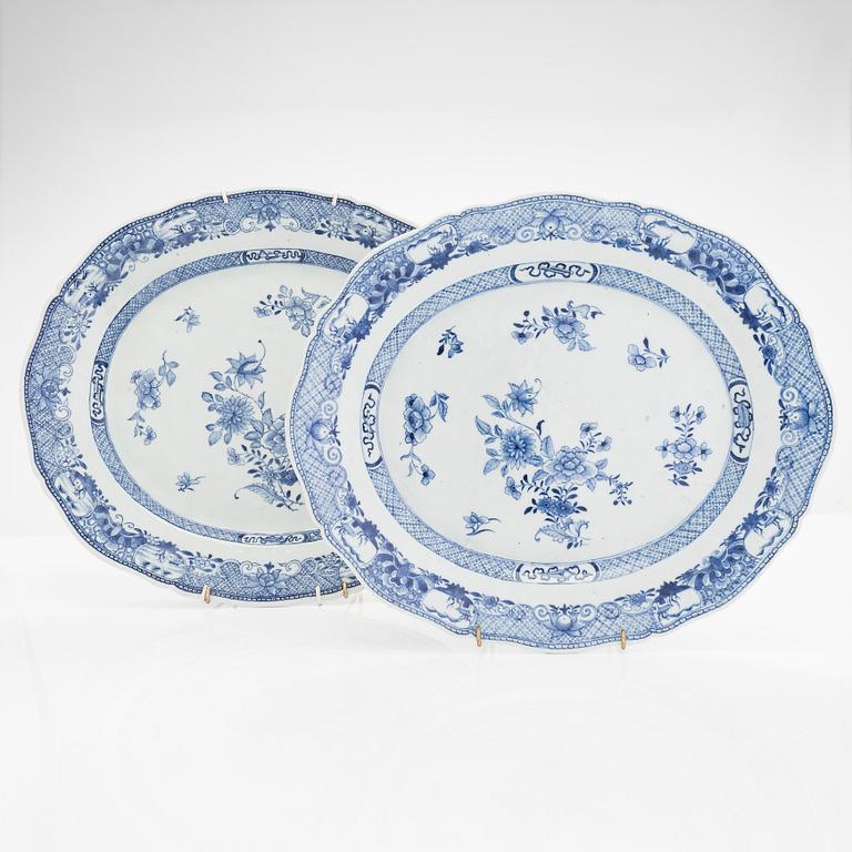 Two serving porcelain dishes, Qing-dynasty, Qianlong 1736-1795. Kina.