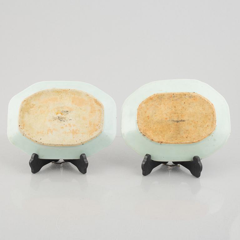 Two similar Chinese porcelain chargers, Jiaqing (1796-1820).