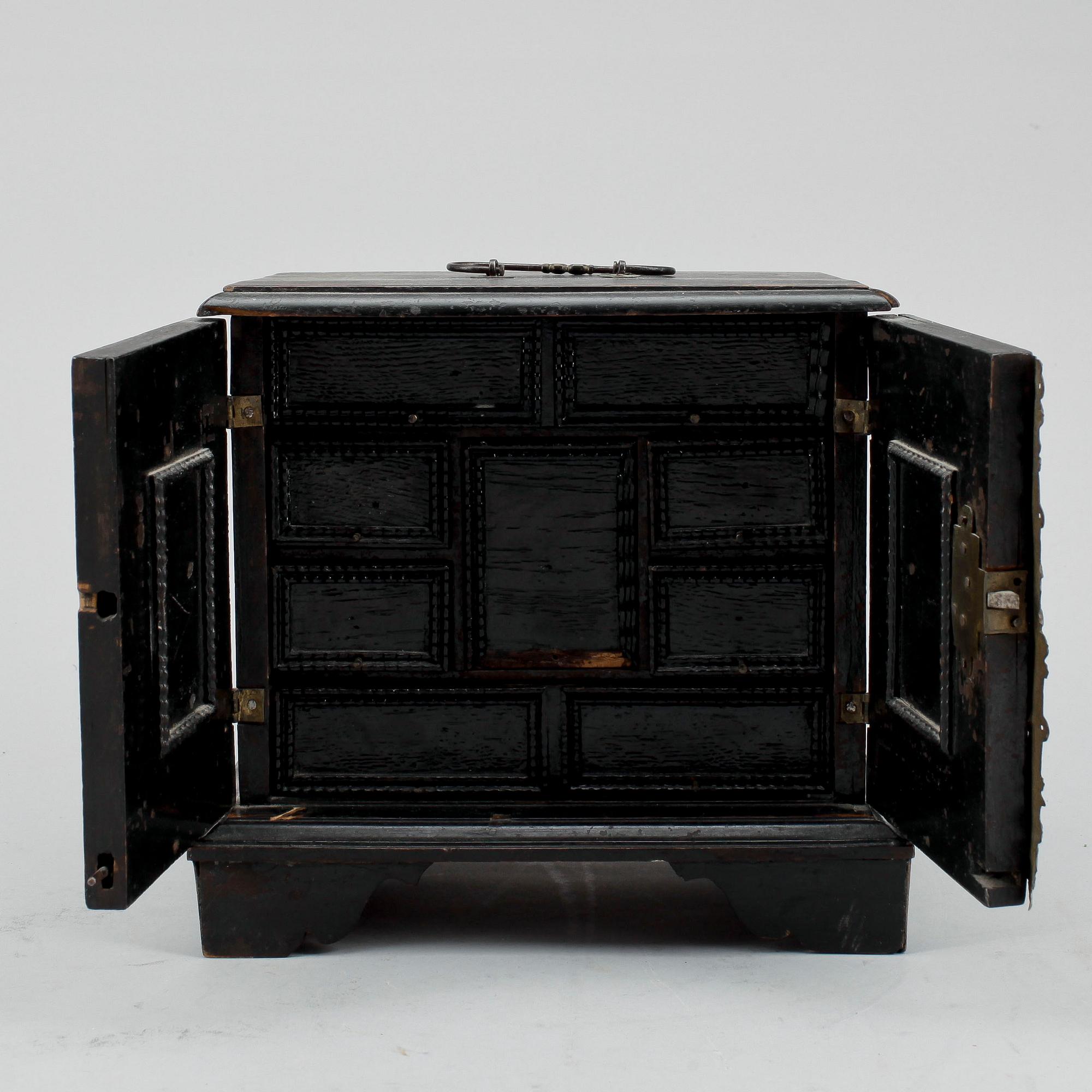 KABINETTSKÅP, i miniatyr. 1800-tal.