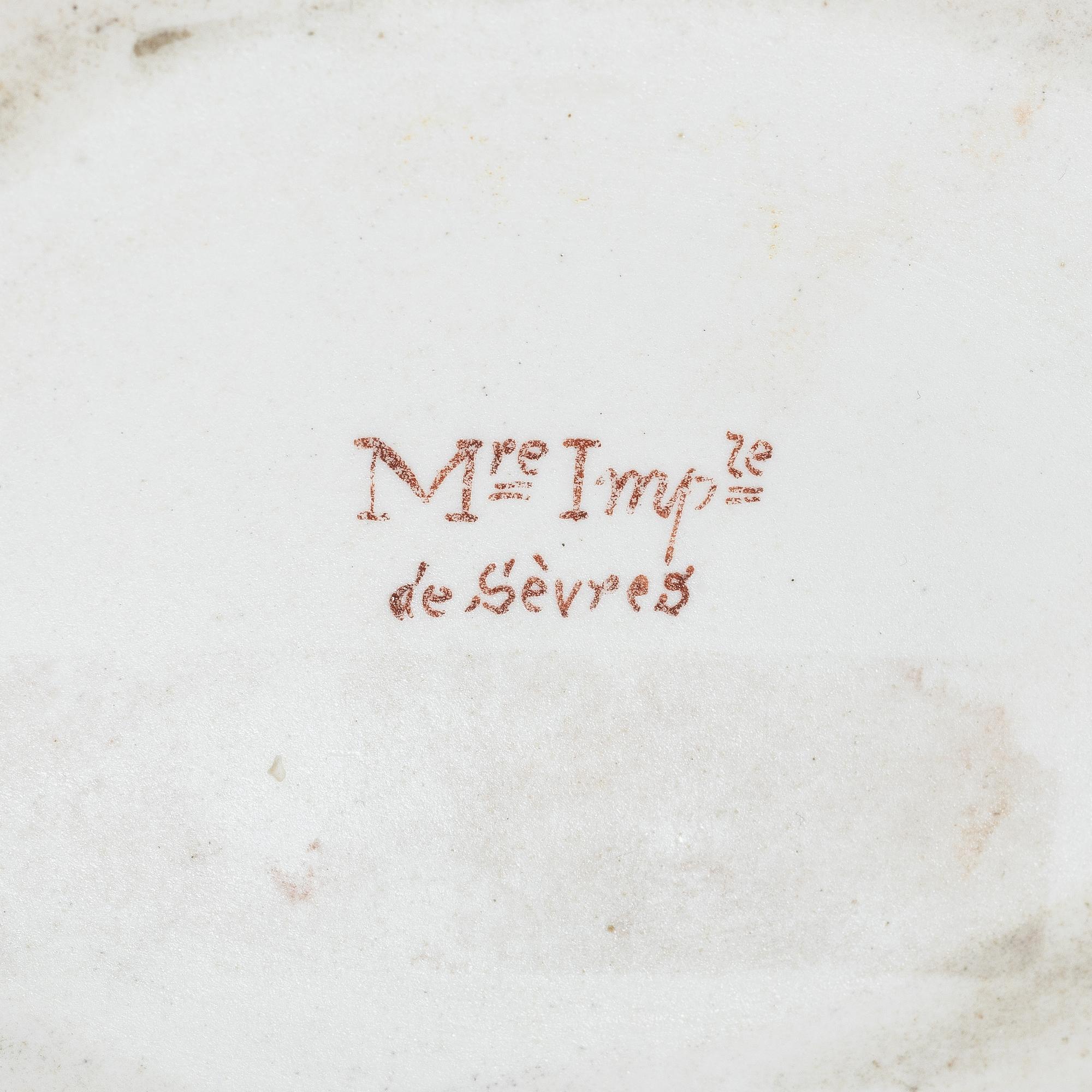 Kopp med fat, porslin, Frankrike, 1800-tal, märkt Mre Imp le de Sèvres, samt sked, förgyllt silver, Ryssland.