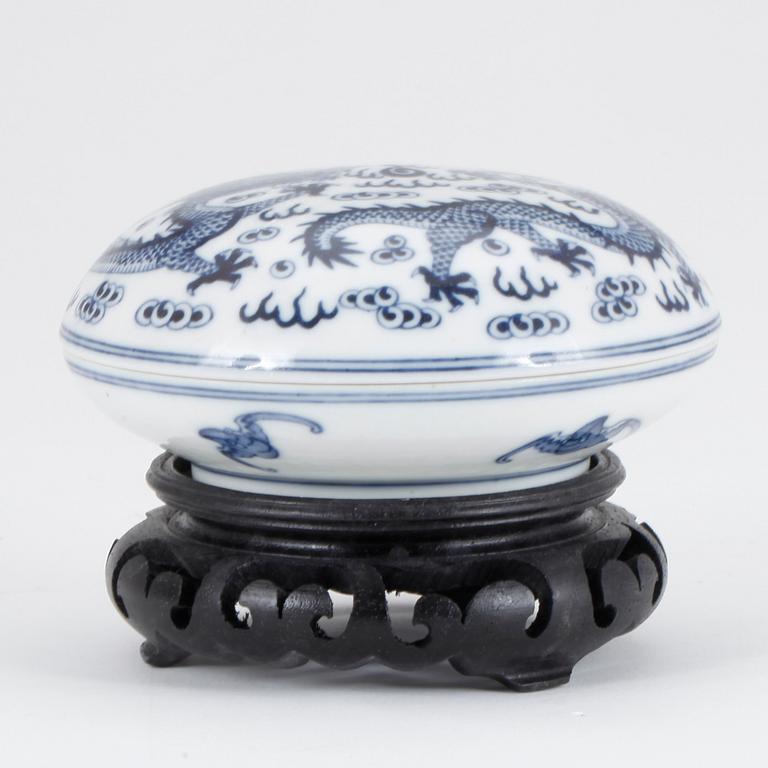 ASK MED LOCK. Porslin, Kina.