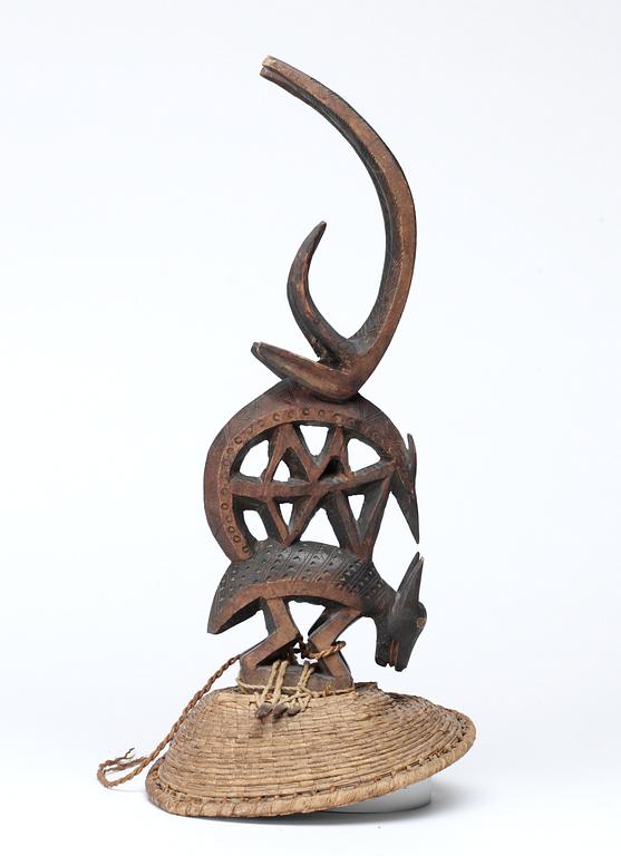 HUVUDPRYDNAD på hatt. Tshiwara (stiliserad antilop) på annat djur. Trä. Bambara-stammen. Mali ca 1930-1940. Höjd 39,5 cm inklusive hatt.