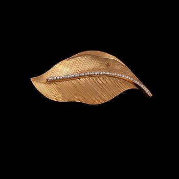 BROSCH, 18k guld med små pärlor, Stigbert, Stockholm, 1958. Vikt 4 g.