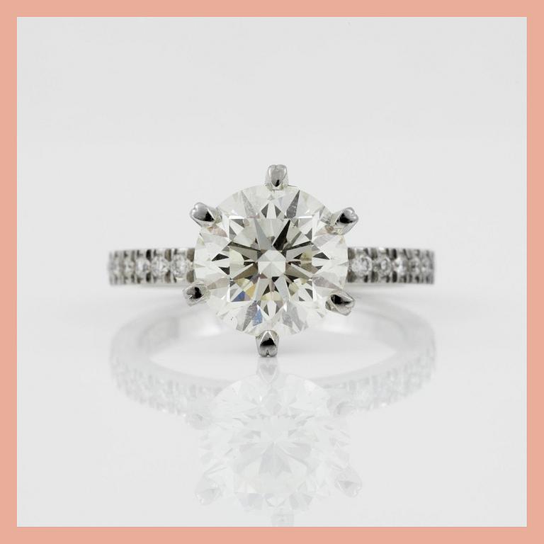 A brilliant-cut diamond ring. Center stone circa 2.00 cts, quality approximately K-L/VS.