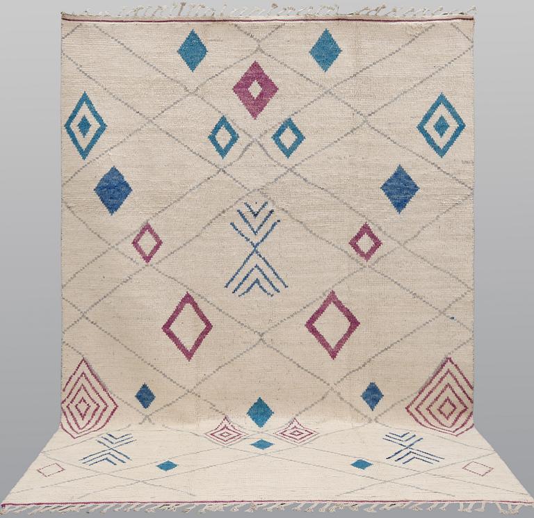 An oriental carpet, ca 325 x 218 cm.