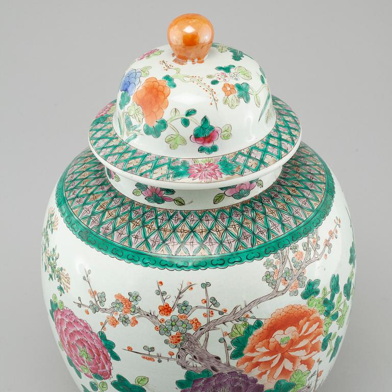 A porcelain jar with lid, China, 20th century.