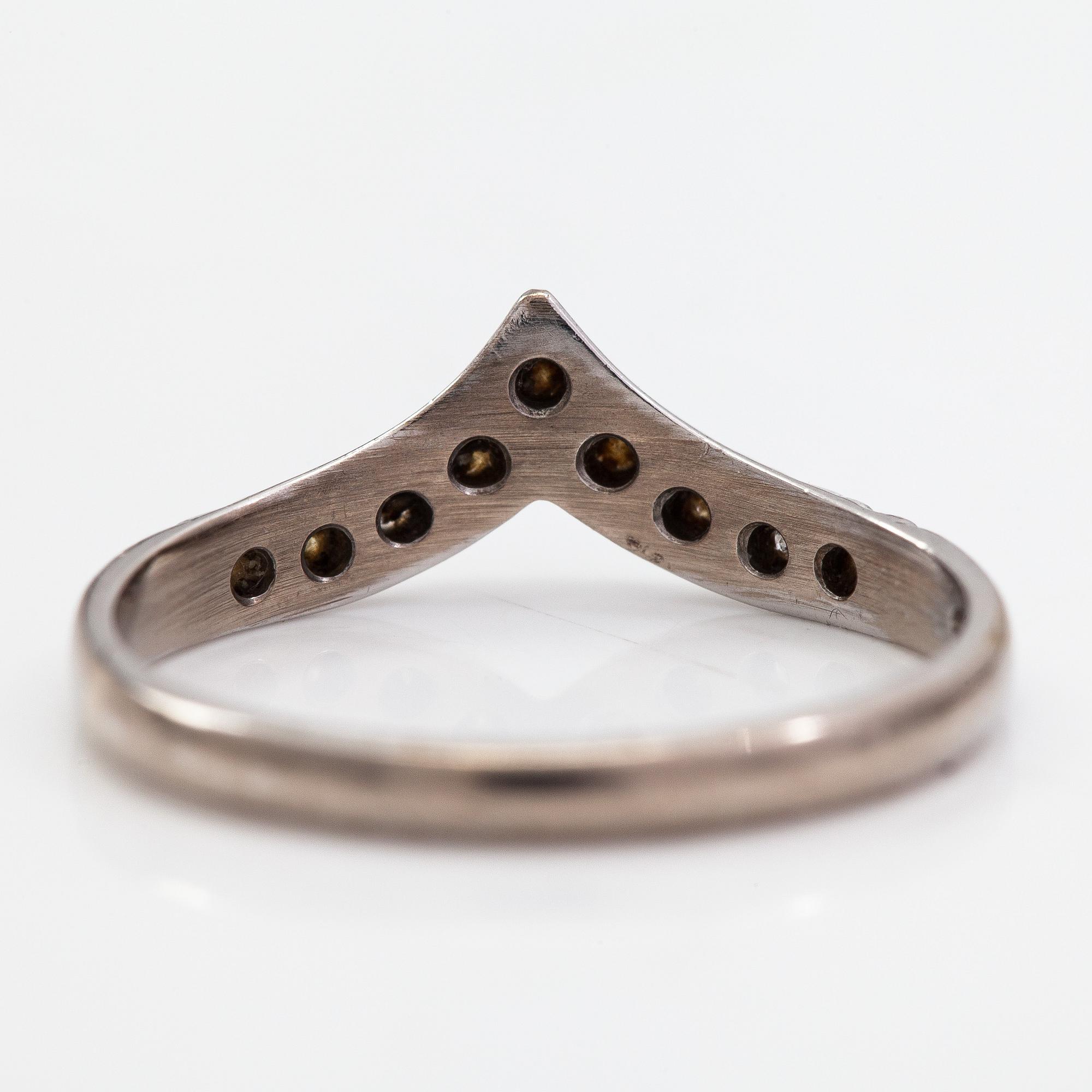 An 18K whitegold ring with diamonds approx 0.045 ct in total.