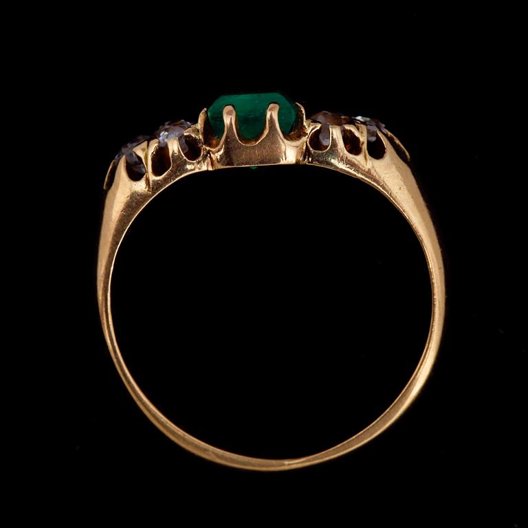 RING, 14k guld med trappslipad smaragd och 6 antikslipade diamanter tot. ca. 0,25 ct. Tot. vikt 3,4 g.