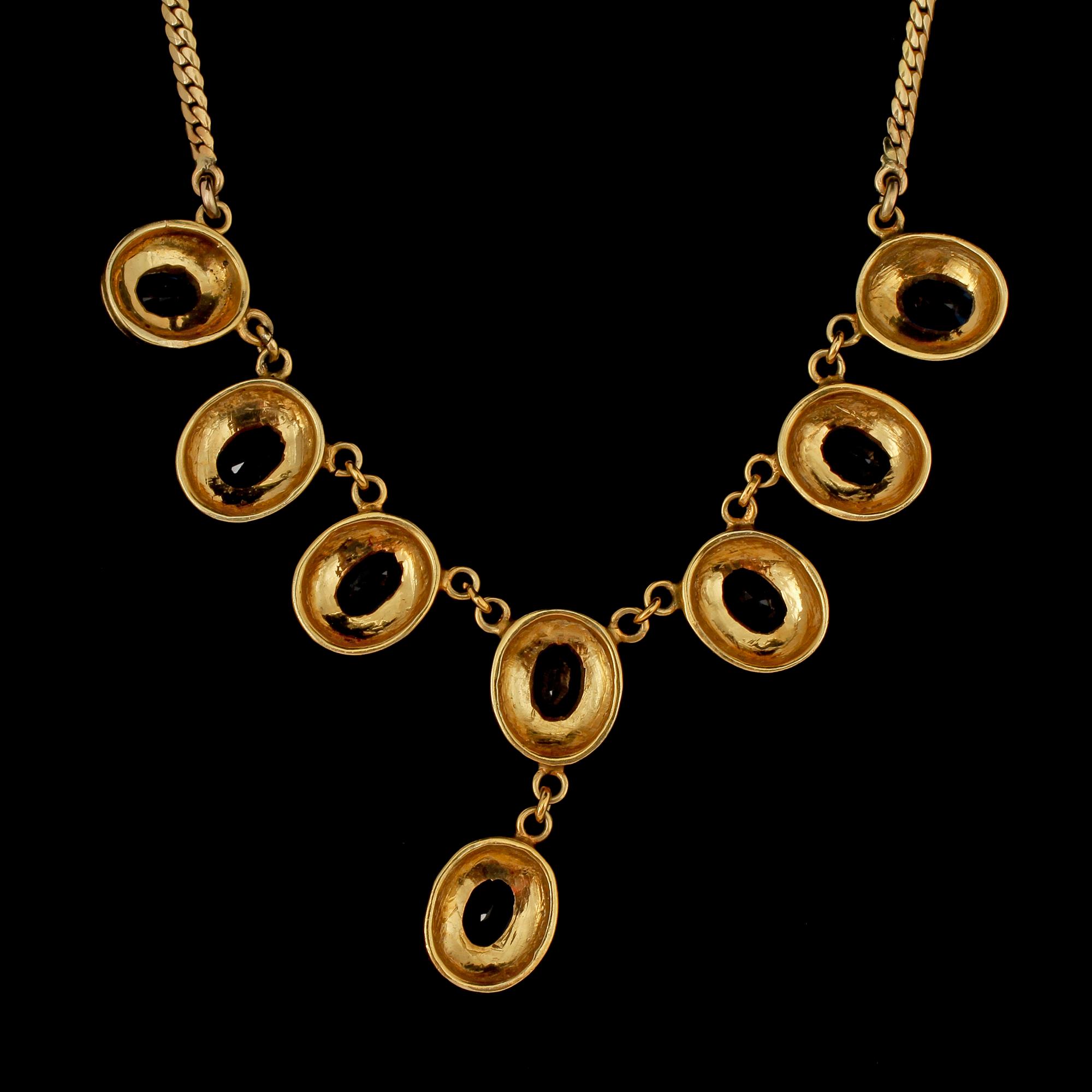 COLLIER, 18k guld med 8 fasettslipade blå safirer, 1900-talets slut. Vikt 14 g.