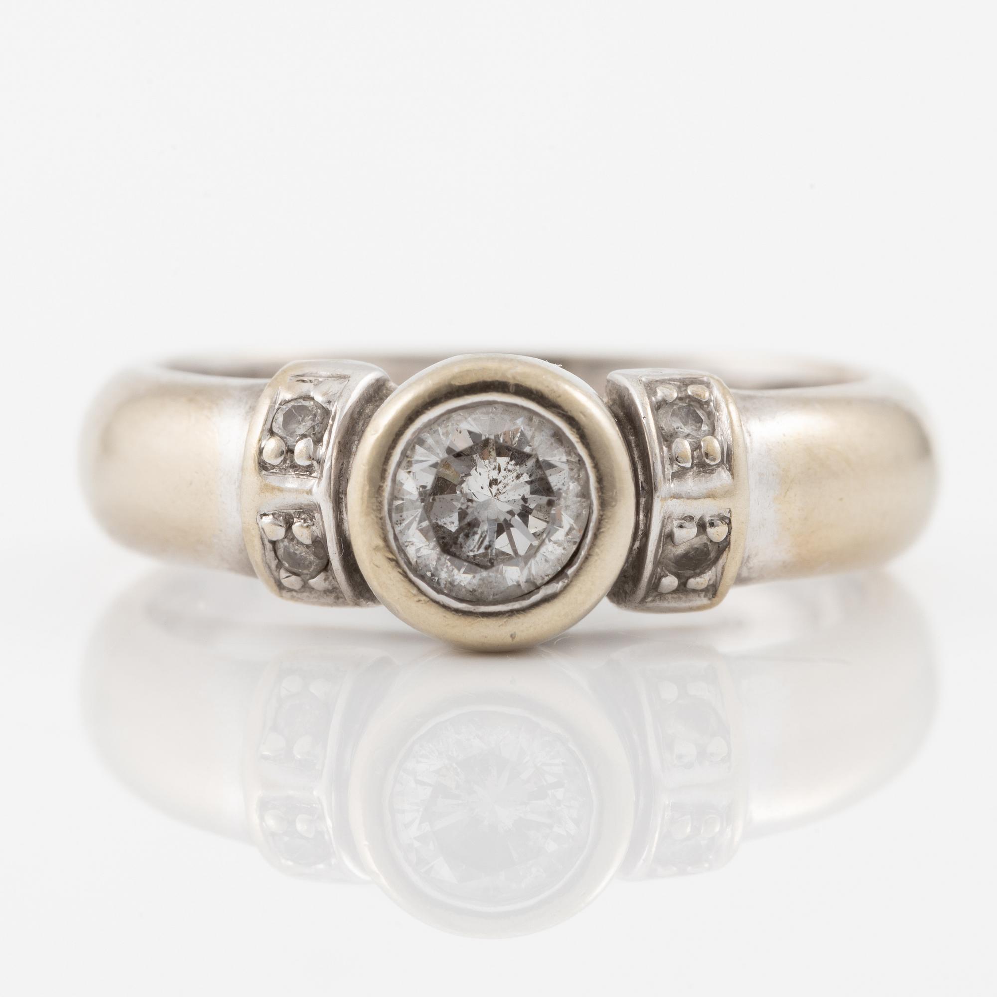 Ring, 18K white gold set with brilliant-cut diamonds.