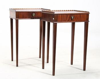 LAMPBORD, ett par, engelsk stil, 1900-tal.