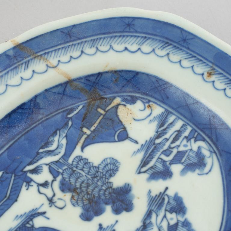 Two similar Chinese porcelain chargers, Jiaqing (1796-1820).