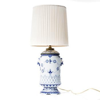 Royal Copenhagen, bordslampa, porslin, "Musselmalet", 1894-1900, Danmark.