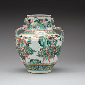VAS, porslin. Qingdynastin, 1800-tal.