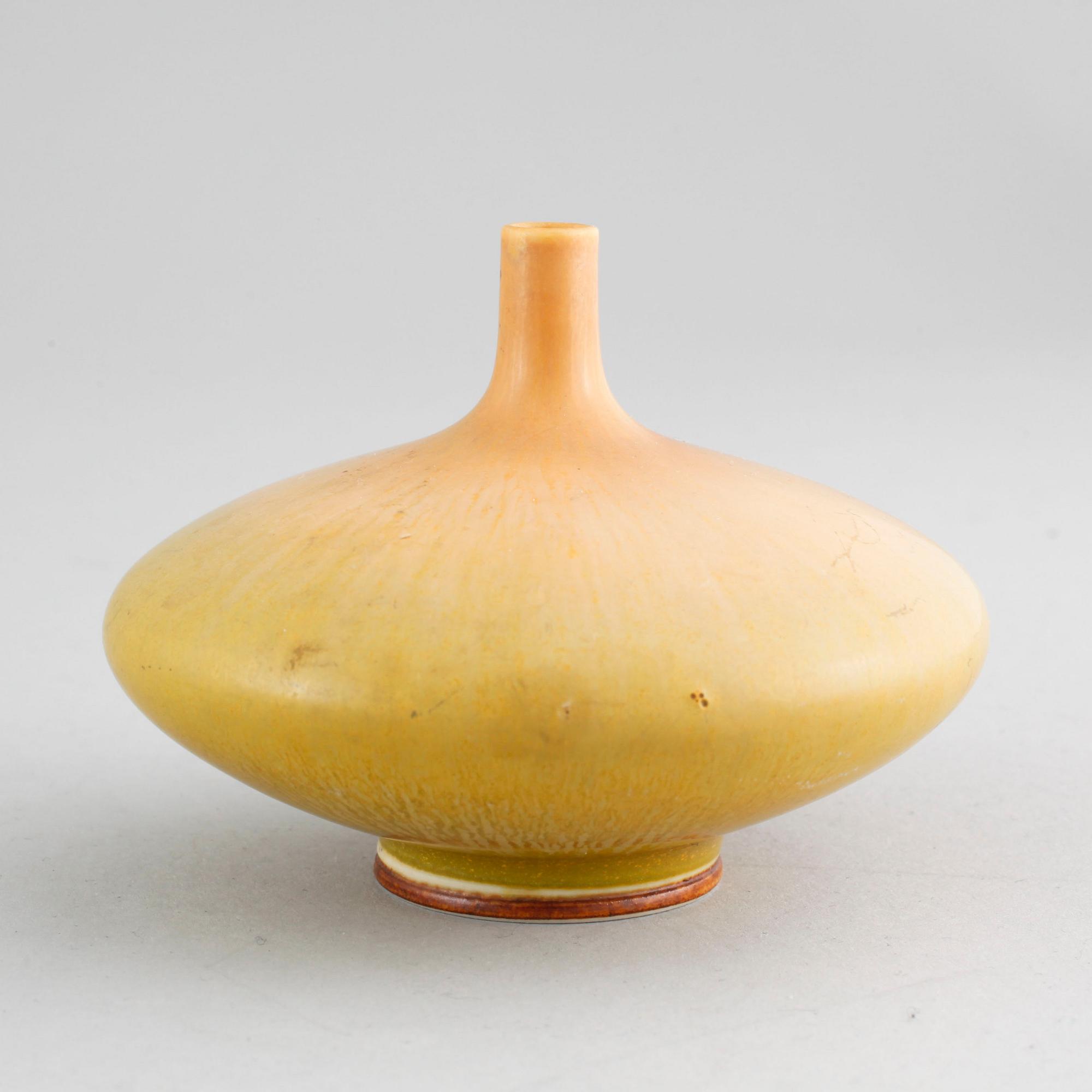 BERNDT FRIBERG, miniatyrvas, stengods, Gustavsberg, signerad, studiohanden, omkring 1900-talets mitt.