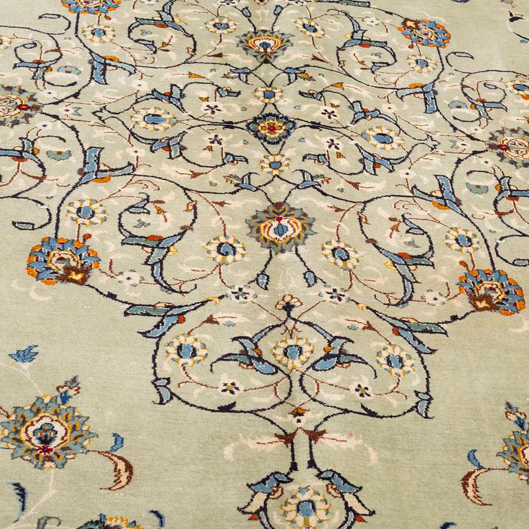 A CARPET, Kashan, ca 428 x 323 cm.