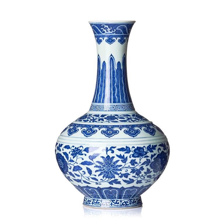 Vas, porslin. Qingdynastin med Guangxus sigillmärke och period (1875-1908).
