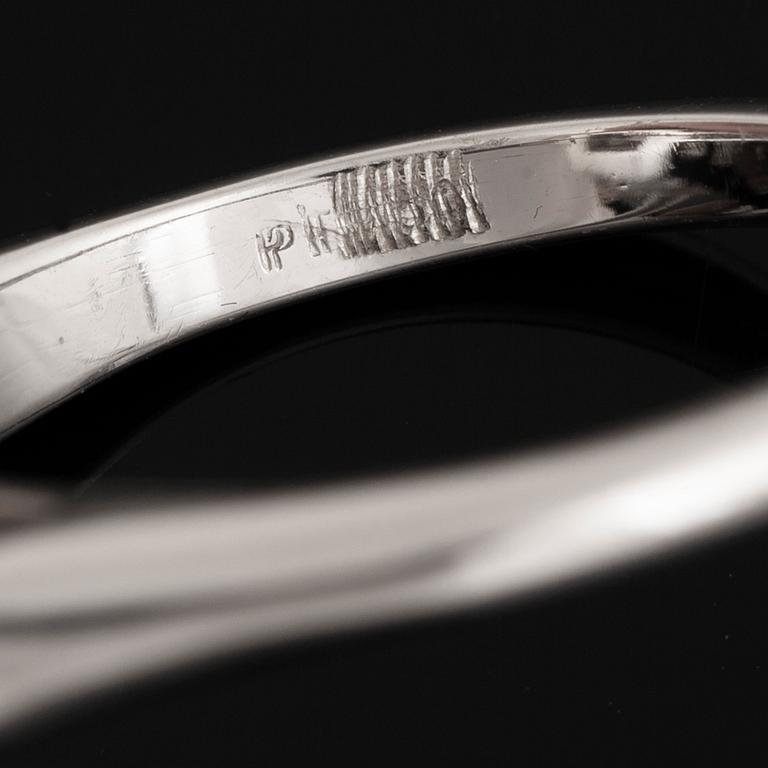 Ring platina med en smaragdslipad diamant.