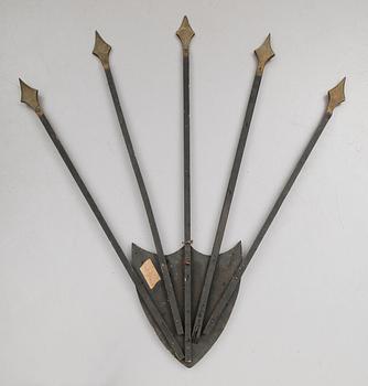 VAPENSKÖLD, målat trä, 1800-tal.