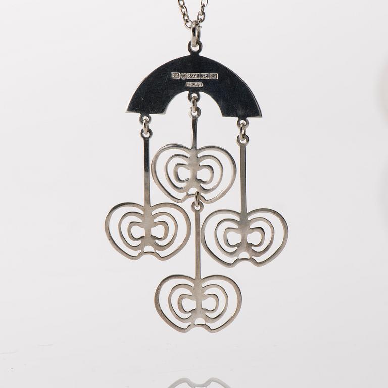 HALSSMYCKE, silver. "Äpplen", Kultateollisuus, Åbo 1972. Vikt ca 16,9 g.