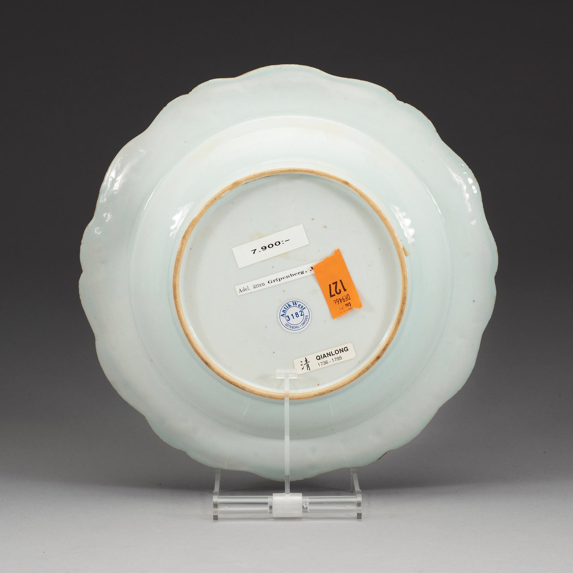 TALLRIK, vapenporslin. Qing dynastin, Qianlong (1736-95).