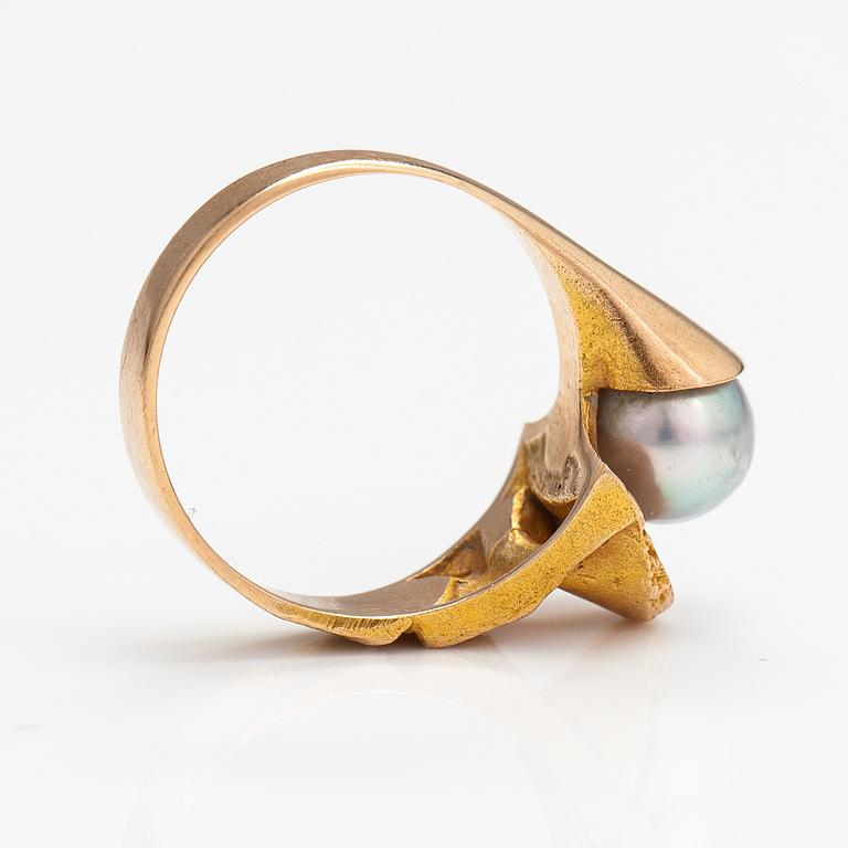 Björn Weckström, Ring "Pärlans födelse", 14K guld, odlad pärla. Lapponia 1972.