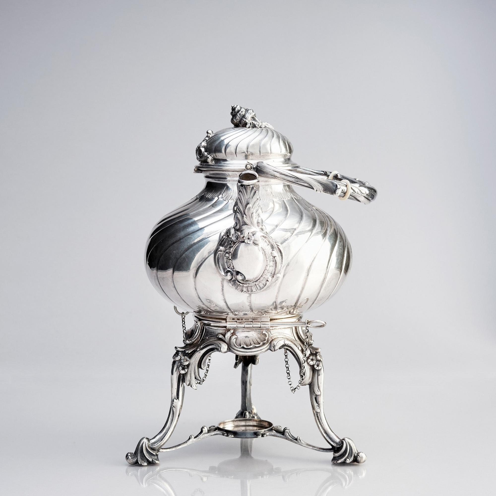 Gustaf Möllenborg (Carl Teodor Feron), tekanna på rechaud, silver, Stockholm 1885. Nyrokoko.