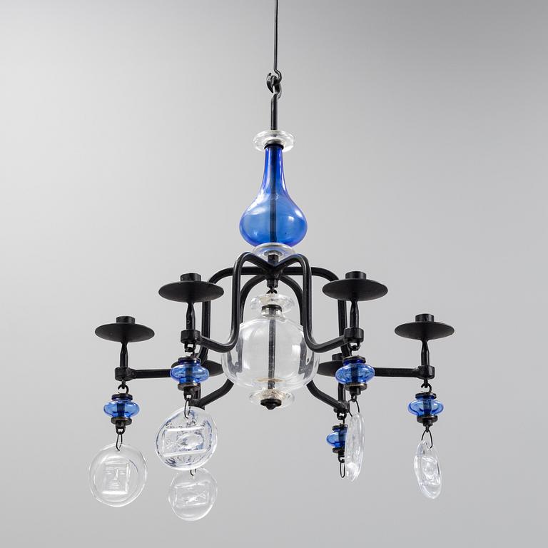 Erik Höglund, ljuskrona samt ljusstakar, ett par, glas och järnsmide.