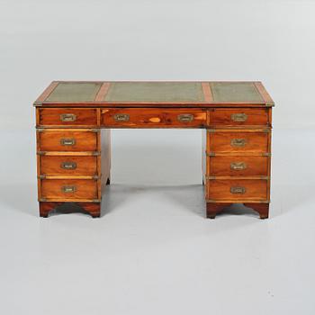 SKRIVBORD, engelsk stil, 1900-talets andra hälft.
