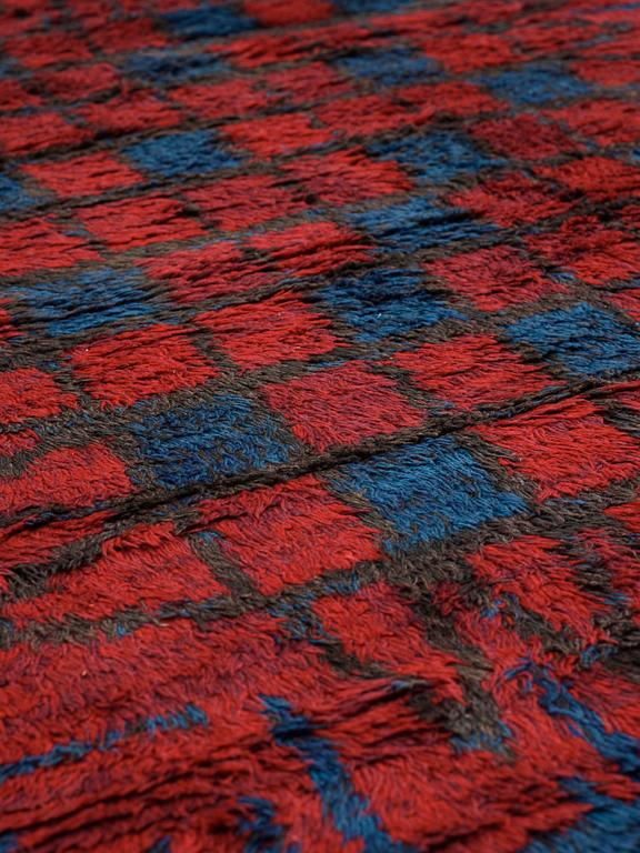 RUG. Knotted pile. 215,5 x 154,5 cm. Signed KH GR.